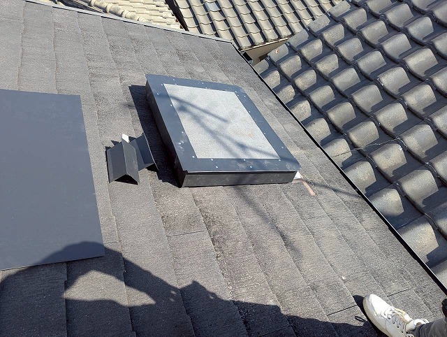 京都市西京区で天窓を合板で塞ぐ施工